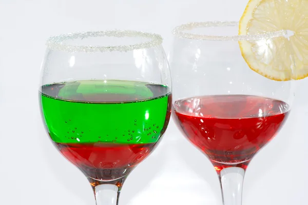 Les deux verres de liqueur rouge et verte et de citron — Photo