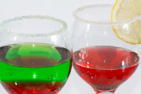 Les deux verres de liqueur rouge et verte et de citron — Photo