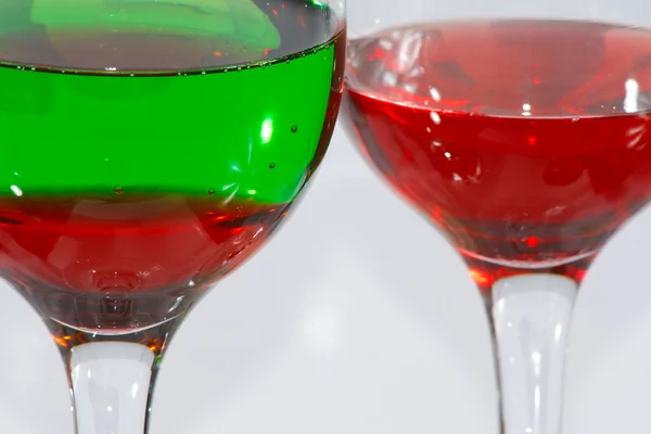 Die zwei Gläser mit rotem und grünem Schnaps — Stockfoto