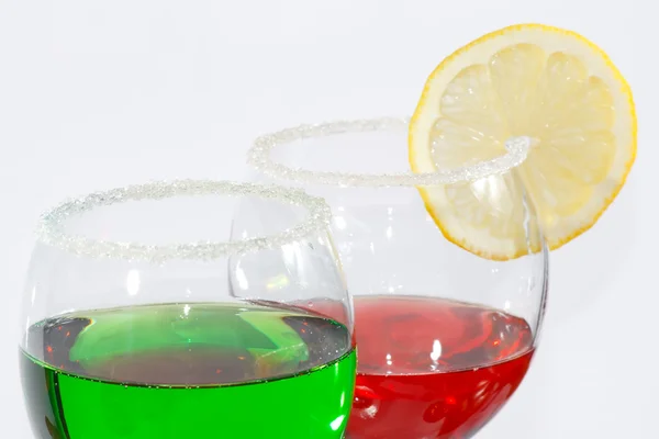 Os dois copos de licor vermelho e verde e limão — Fotografia de Stock