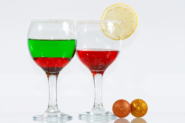 Die zwei Gläser mit rotem und grünem Schnaps und Zitrone — Stockfoto