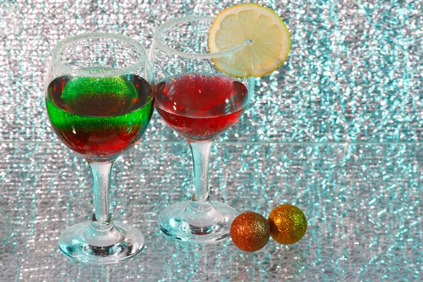 A két pohár, piros és zöld folyadékot és citrom — Stock Fotó