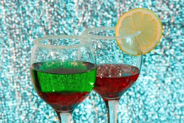 สองแก้วของเหล้าสีแดงและสีเขียวและมะนาว — ภาพถ่ายสต็อก