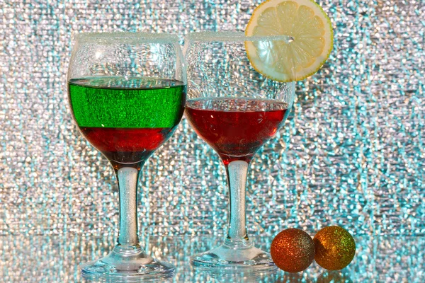 Os dois copos de licor vermelho e verde e limão — Fotografia de Stock