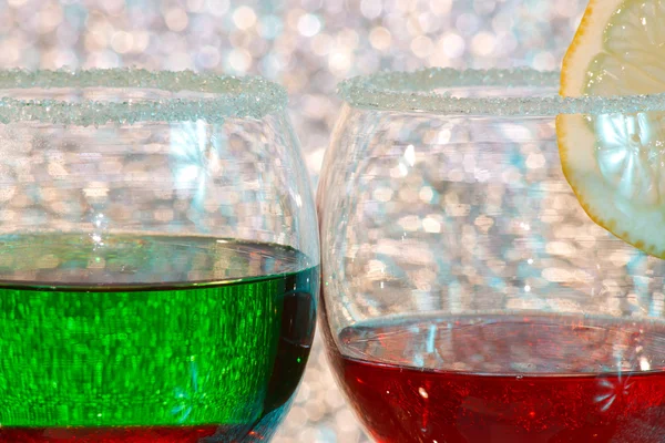 สองแก้วของเหล้าสีแดงและสีเขียวและมะนาว — ภาพถ่ายสต็อก
