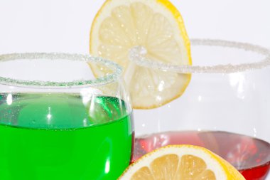 iki bardak yeşil limonata, limon ve kırmızı likör