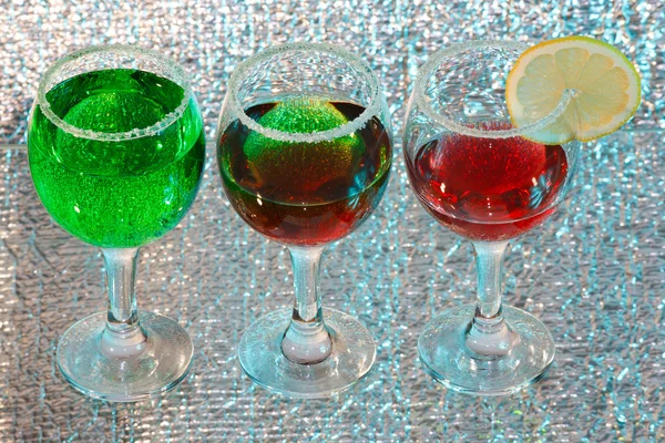 Los tres vasos de licor verde y rojo y limón — Foto de Stock