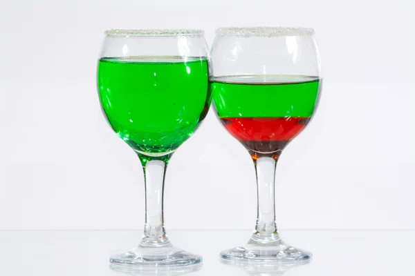 Los dos vasos de licor verde y rojo — Foto de Stock