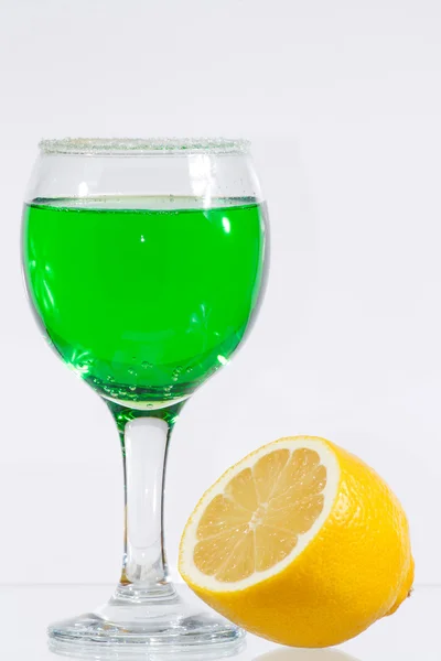 Стакан зеленого ликера и лимона — стоковое фото