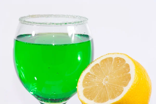 Стакан зеленого лимонада и лимона — стоковое фото