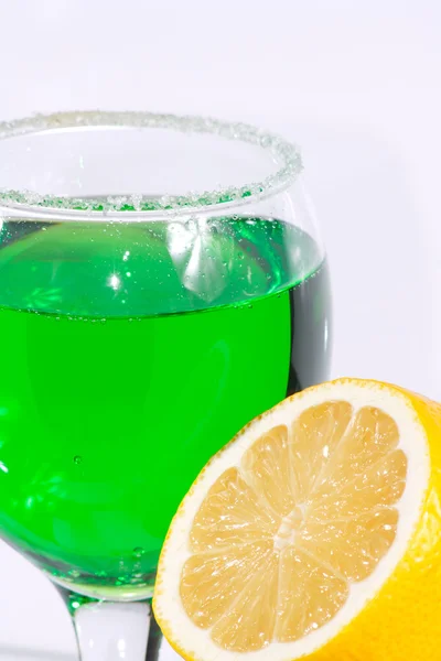 The glass of fresh lemonade and lemon — Stock Photo, Image
