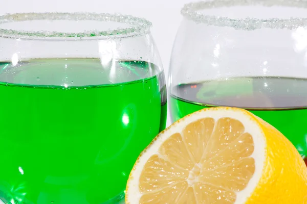 Два стакана зеленого лимонада и лимона — стоковое фото