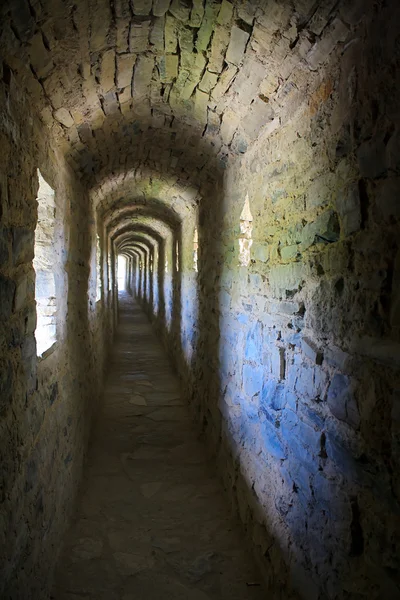 在喀尔巴阡中世纪堡垒的 corridore — 图库照片