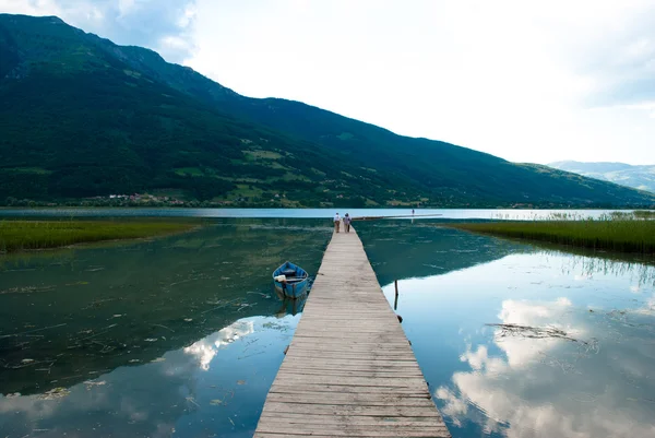 Docas de madeira em Plav Lake, Montenegro Imagens De Bancos De Imagens Sem Royalties