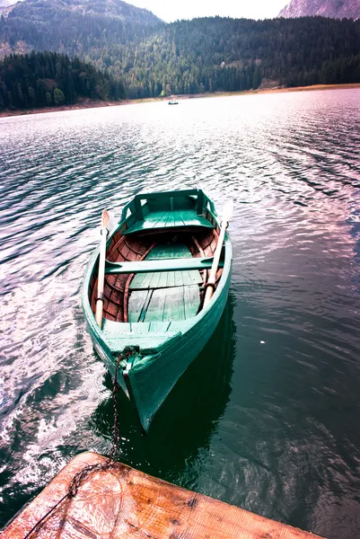 Лодка на закате у Черного озера — стоковое фото