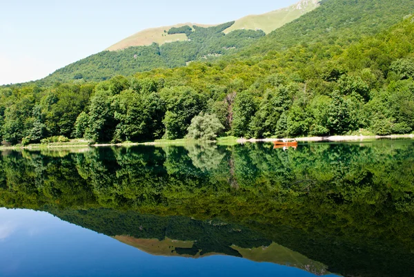Зеркальное озеро Черногории — стоковое фото