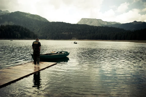 Mann auf dem schwarzen See — Stockfoto