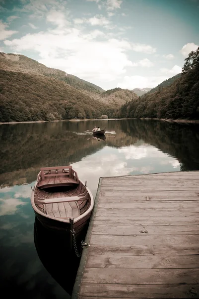 Деревянная лодка на озере Лицензионные Стоковые Фото