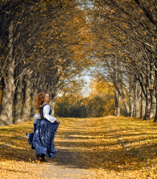 Girl dressed in a retro-style run on the autumn alley — Stock Photo, Image