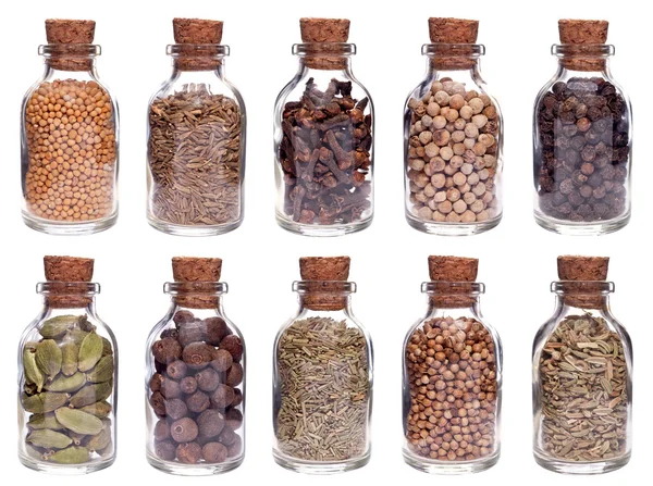 Assortiment de différentes épices en bouteilles de verre — Photo