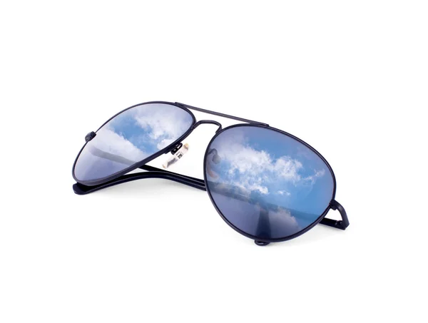 Gafas de sol Aviator con reflexión cielo aislado — Foto de Stock