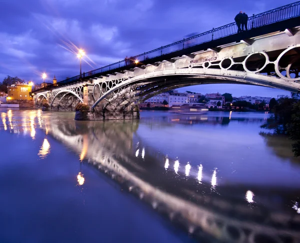 Sevillie, romantic panorama of the bridge and the riverside — Stock Photo, Image
