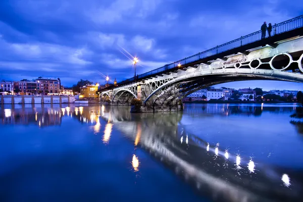 Sevillie, romantické panorama mostu a řeky — Stock fotografie