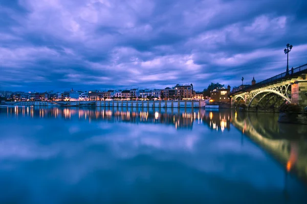 Sevillie, драматическая панорама берега реки — стоковое фото
