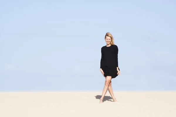 Chica posando en la duna de arena — Foto de Stock