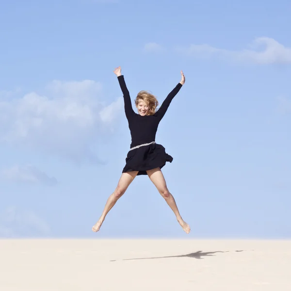 Девушка, прыгающая в воздухе — стоковое фото