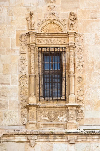 在古修道院的复古窗口 — 图库照片
