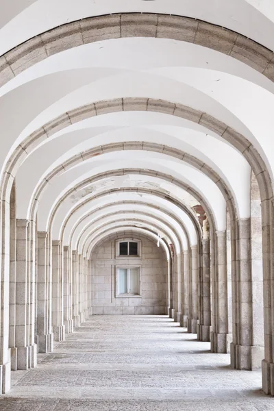 拱形的大厅-建筑细节的本笃会修道院 — 图库照片
