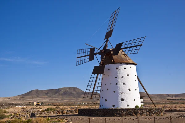 Um moinho de vento tradicional no Fuertaventura — Fotografia de Stock