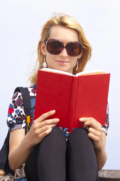 Attraktive junge Frau liest ein Buch. — Stockfoto