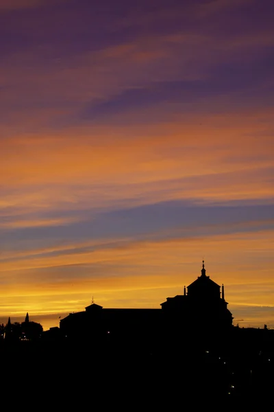 Silhouet van de katholieke kerk in zonsondergang. — Stockfoto