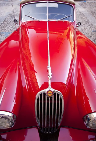 Κόκκινο πολυτέλεια ρετρό σπορ αυτοκίνητο - jaguar — 图库照片