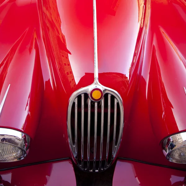 Красный роскошный ретро спортивный автомобиль — стоковое фото