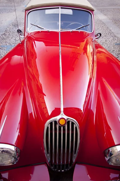 Kırmızı lüks retro spor araba — Stok fotoğraf