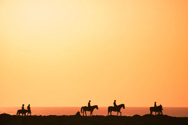 骑着马 silhouettes — 图库照片