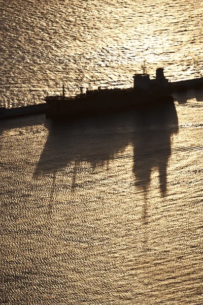 도킹된 컨테이너 선박 — 스톡 사진