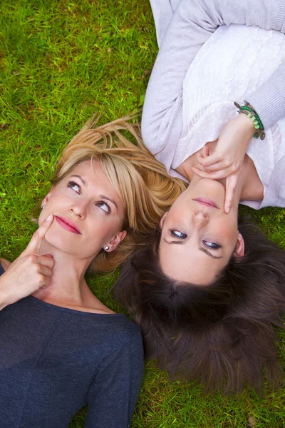 Zwei Mädchen liegen im Gras — Stockfoto