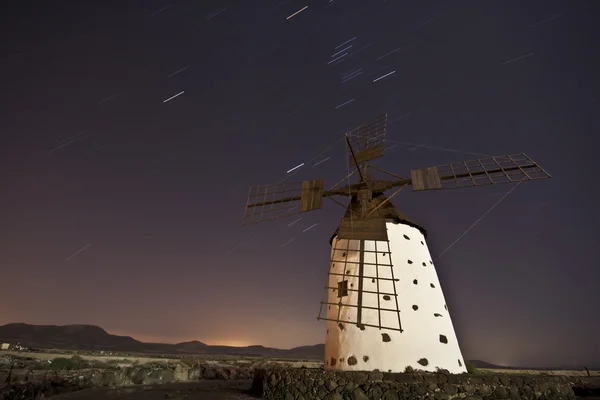 Um moinho de vento tradicional no Fuertaventura — Fotografia de Stock