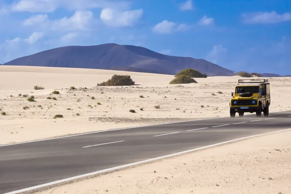 吉普车在沙漠中ην έρημο — 图库照片