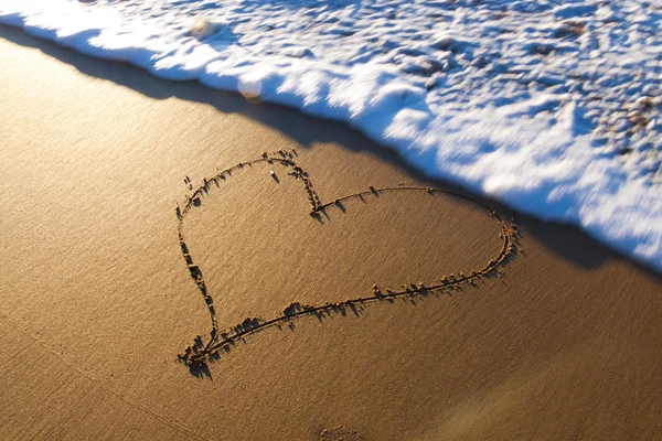 Corazón dibujado en la arena — Foto de Stock