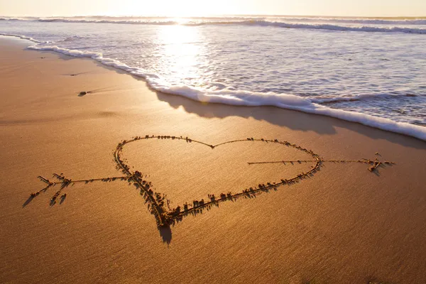 Coração desenhado na areia — Fotografia de Stock