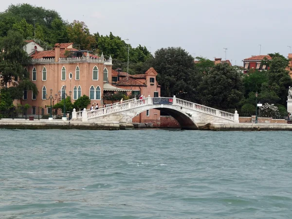 Brücke und venezianische Häuser — Stockfoto