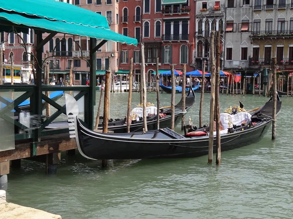 Гондолы на Большом канале в Венеции — стоковое фото