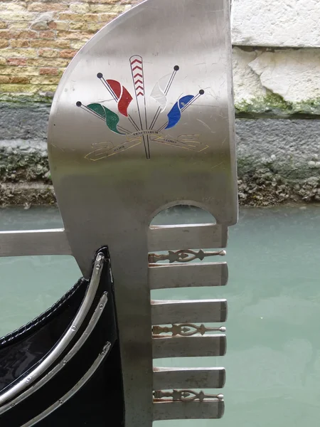 Gondola fragmentu zblízka v Benátkách — Stock fotografie