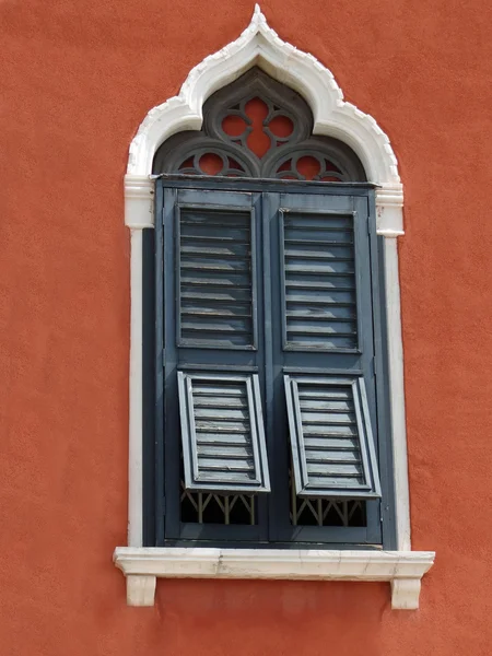 Традиционное окно в Венеции — стоковое фото