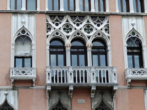 Fenêtres traditionnelles à Venise — Photo